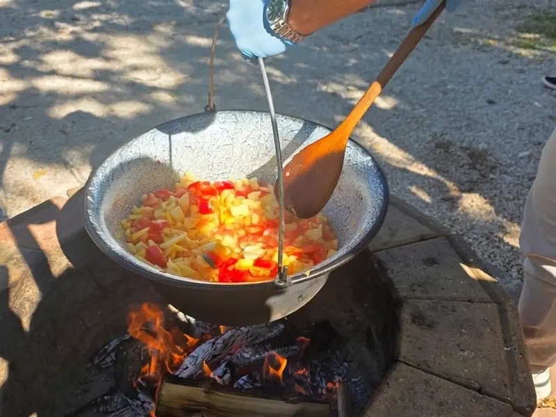Bográcsozás a diákokkal