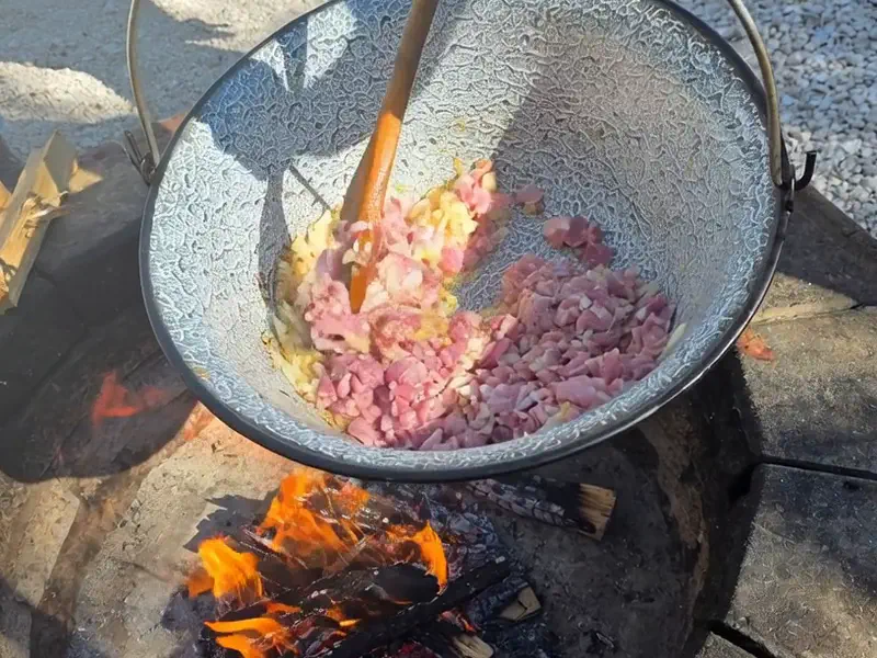 Szalonna pirul a bográcsban