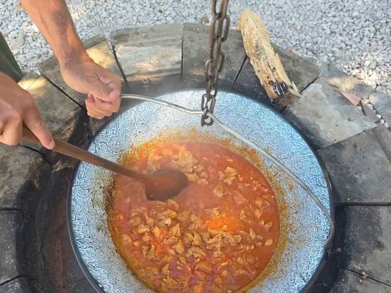 Kevergetés a bográcsban