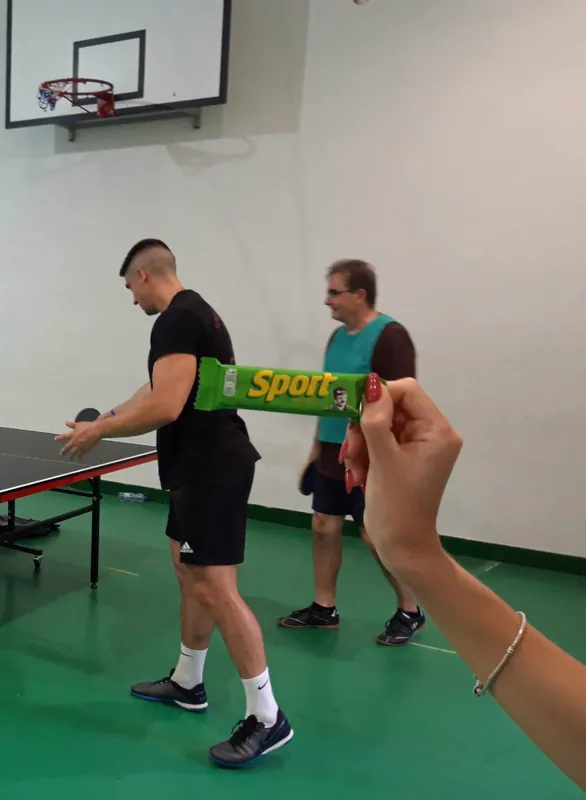 Asztaliteniszezők a tornateremben